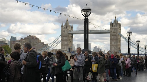 435 mensen in Queen-wachtrij behandeld door ambulancepersoneel, wachttijd 24 uur
