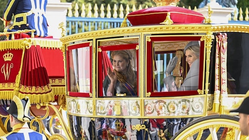 Prinses Amalia schittert in groene jurk op eerste Prinsjesdag