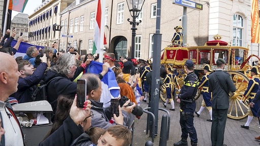Wie waren die mensen die joelden naar de koning?