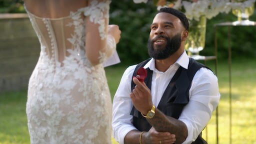 Toychyro in slotaflevering MAFS: Match or Mistake op z'n knie voor Laury: 'Wil je met me trouwen?'