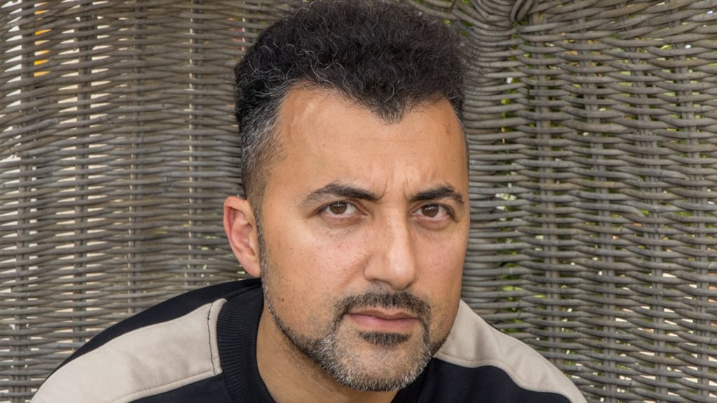 Özcan Akyol gaat theater in met De Klassenmigrant
