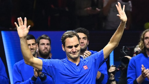 Roger Federer op het podium met Coldplay