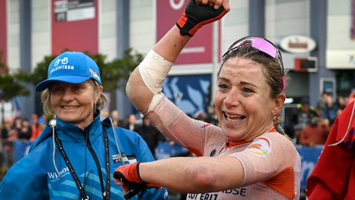 Annemiek van Vleuten wereldkampioen wielrennen na weergaloze inhaalrace