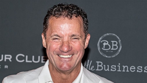 John de Bever eet per ongeluk met haarlak ingespoten M&M's: 'Wie doet dat nu?!'