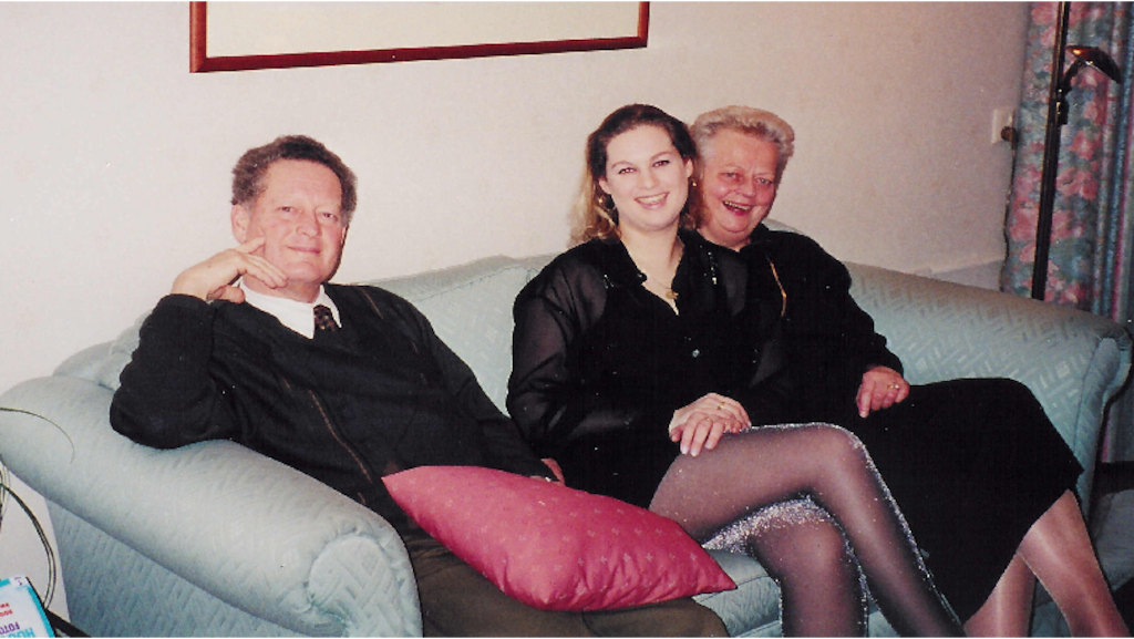 Nadia met hun ouders.