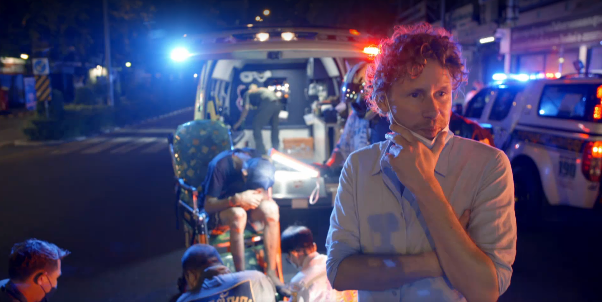 Ewout tuimelt van ongeluk in ongeluk in levensgevaarlijk verkeer Bangkok