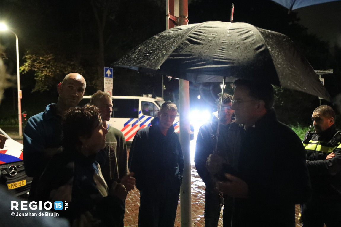Premier Rutte praat met boze boeren die bij Catshuis demonstreren