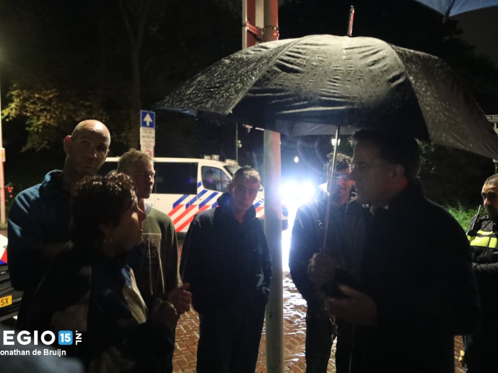 Premier Rutte praat met boze boeren die bij Catshuis demonstreren