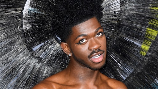 Rapper Lil Nas X verrast toeschouwers: 'Sorry, moet nodig poepen'