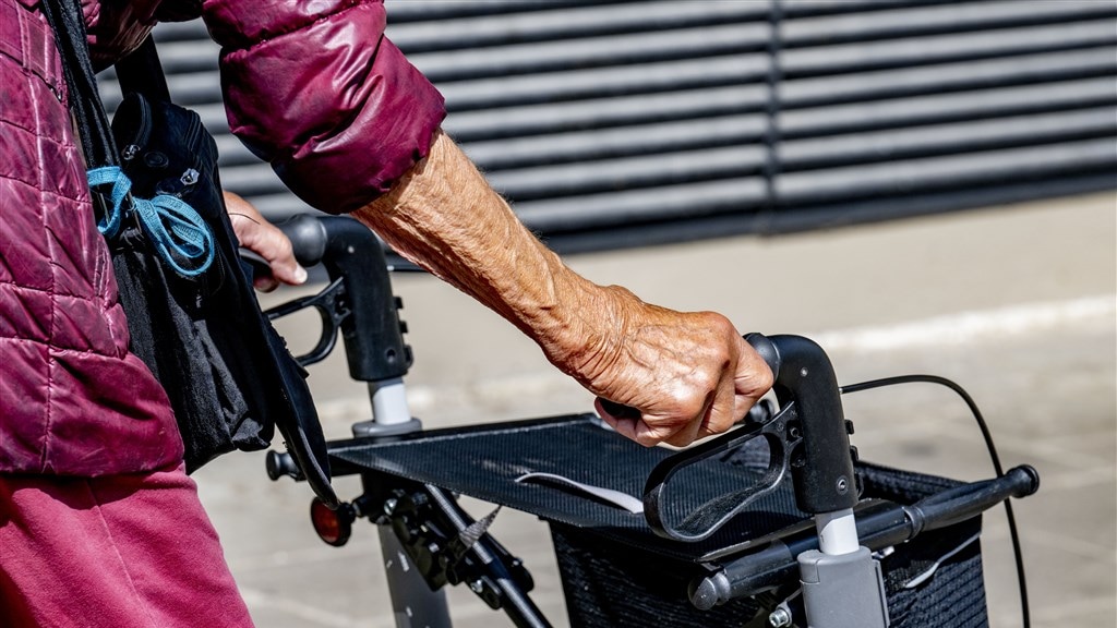 Steeds meer ouderen overlijden na val: vorig jaar 5400 doden