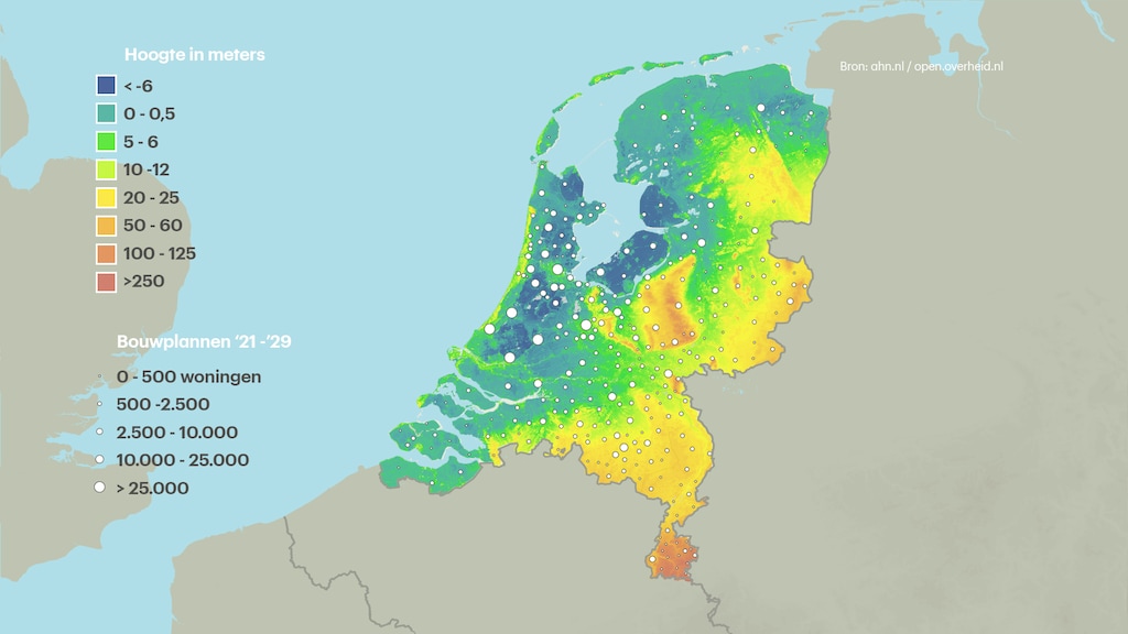 Hoogtekaart van Nederland met de bouwplannen t/m 2030 in witte cirkels