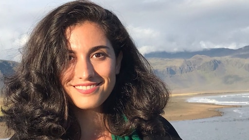 Verbrande hoofddoek, middelvingers voor ambassade: Sepideh in actie tegen Iran