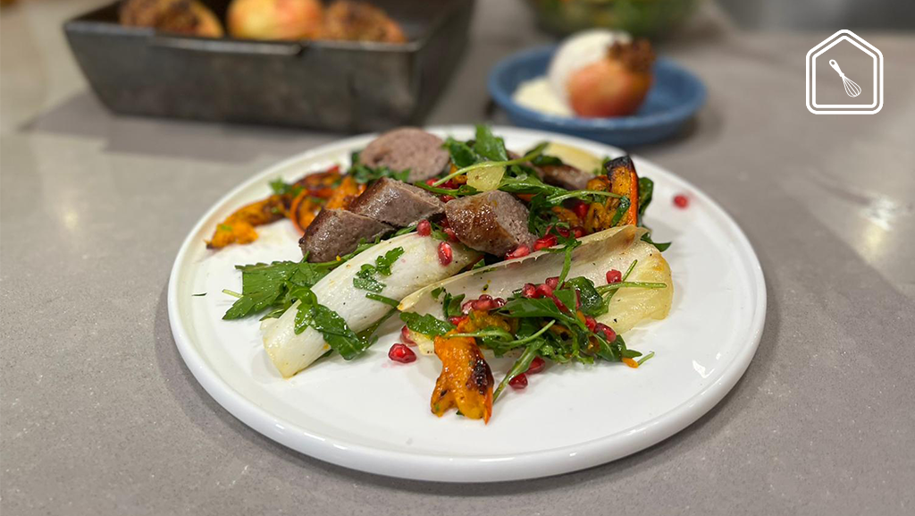 Geroosterde pompoensalade met worst en gevulde appels uit de oven