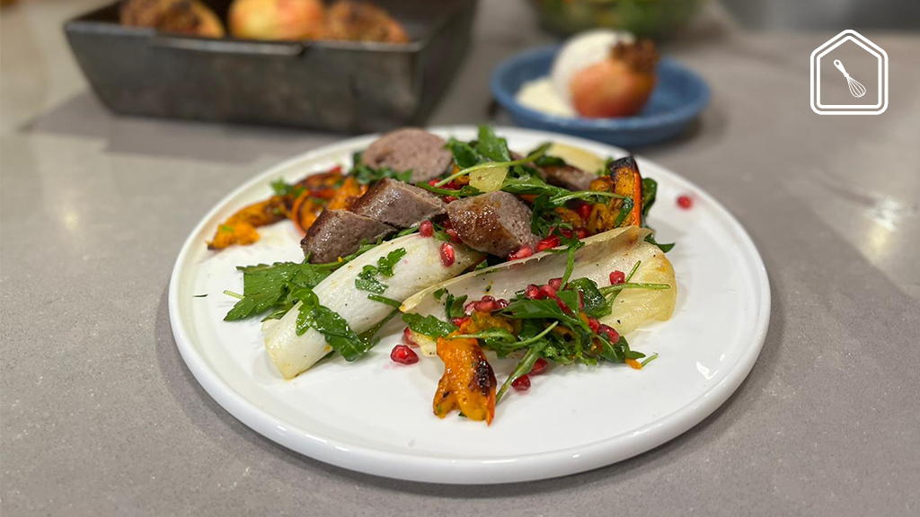 Geroosterde pompoensalade met worst en gevulde appels uit de oven