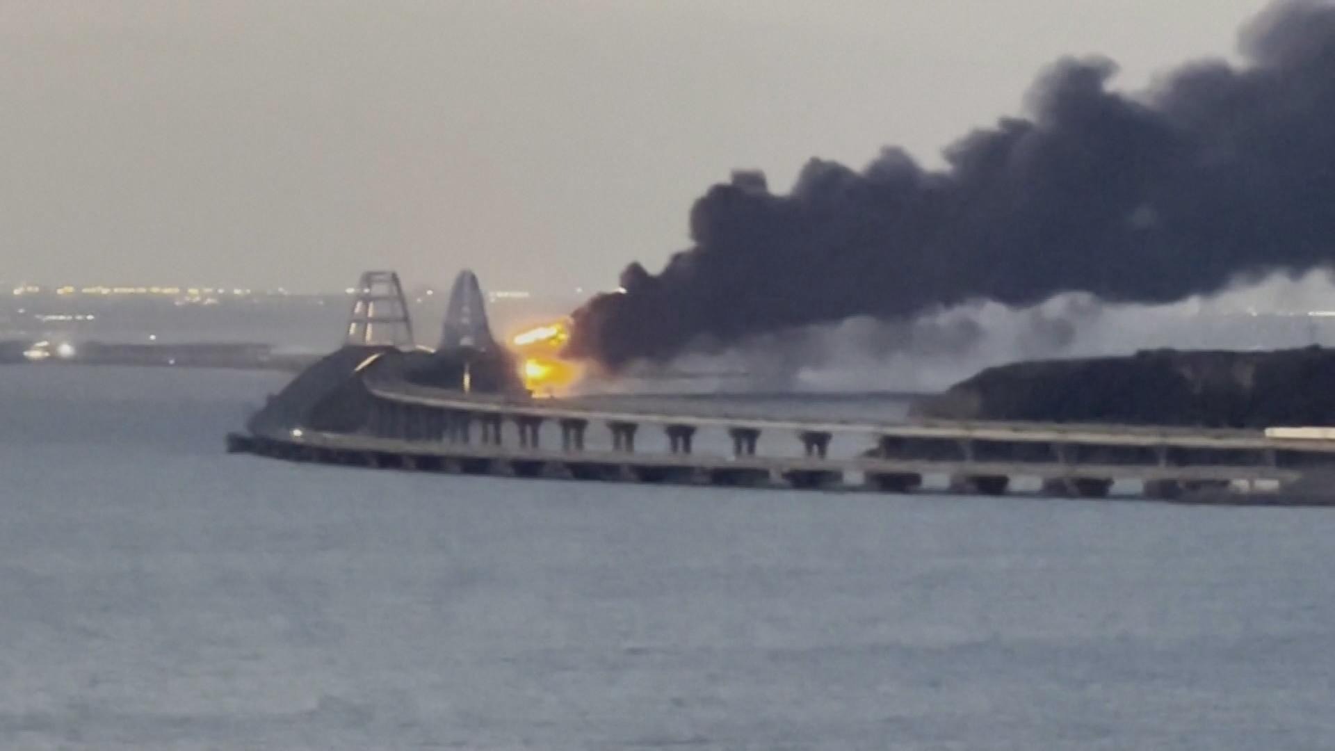 Explosie op Krimbrug lijkt aanval Oekraïne 'in het hart van Poetins project'