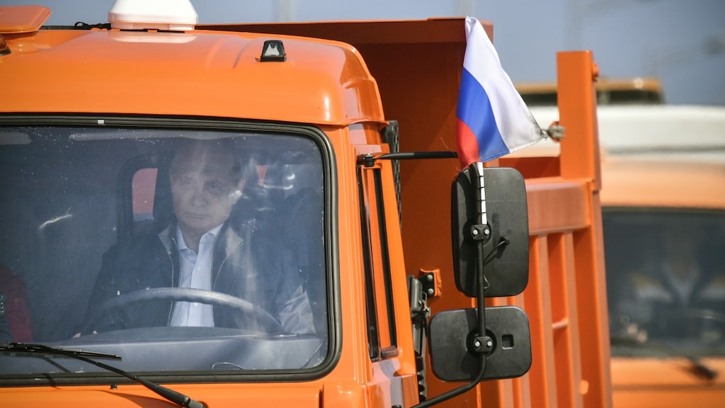 Bij de opening reed Vladimir Poetin met een vrachtwagen over de brug.