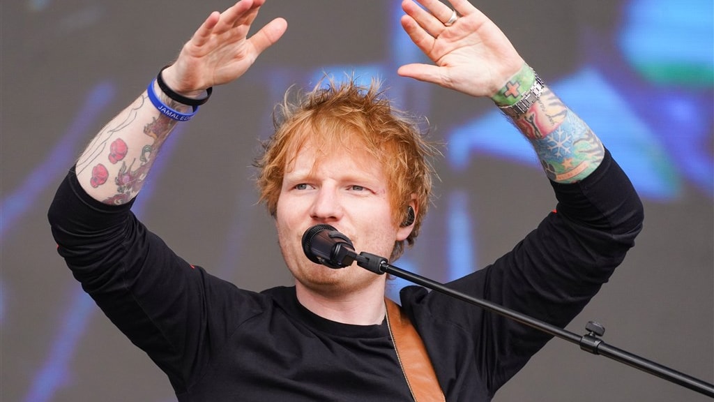 Ed Sheeran verrast voorbijgangers met optreden in geboortestad