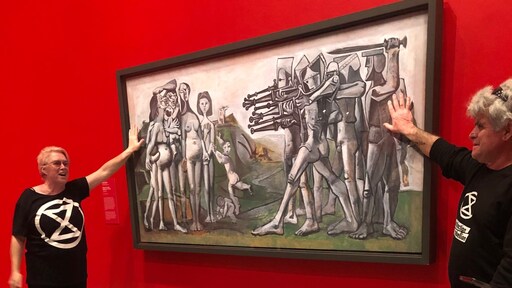 Activisten lijmen zich vast aan schilderij Picasso in Melbourne