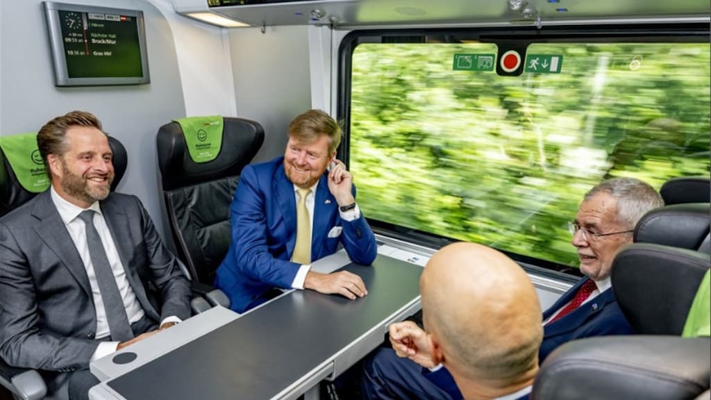 Een treinreis was onderdeel van het staatsbezoek aan Oostenrijk in juni. Rond het staatsbezoek vloog het regeringstoestel 2400 kilometer leeg door het Europese luchtruim.