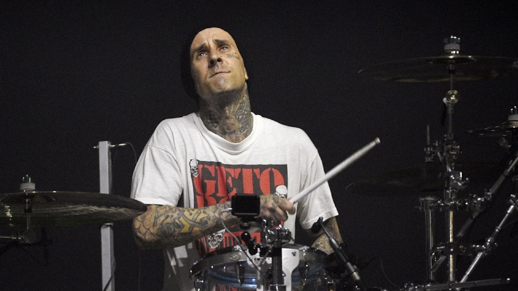 Travis Barker opnieuw geblesseerd aan zijn vinger