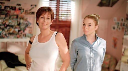Jamie Lee Curtis en Lindsay Lohan hinten met foto op Freaky Friday 2