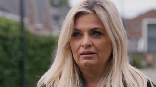 Bobbi Eden in tranen om kankerdiagnose Allexa in Vier Handen Op Eén Buik