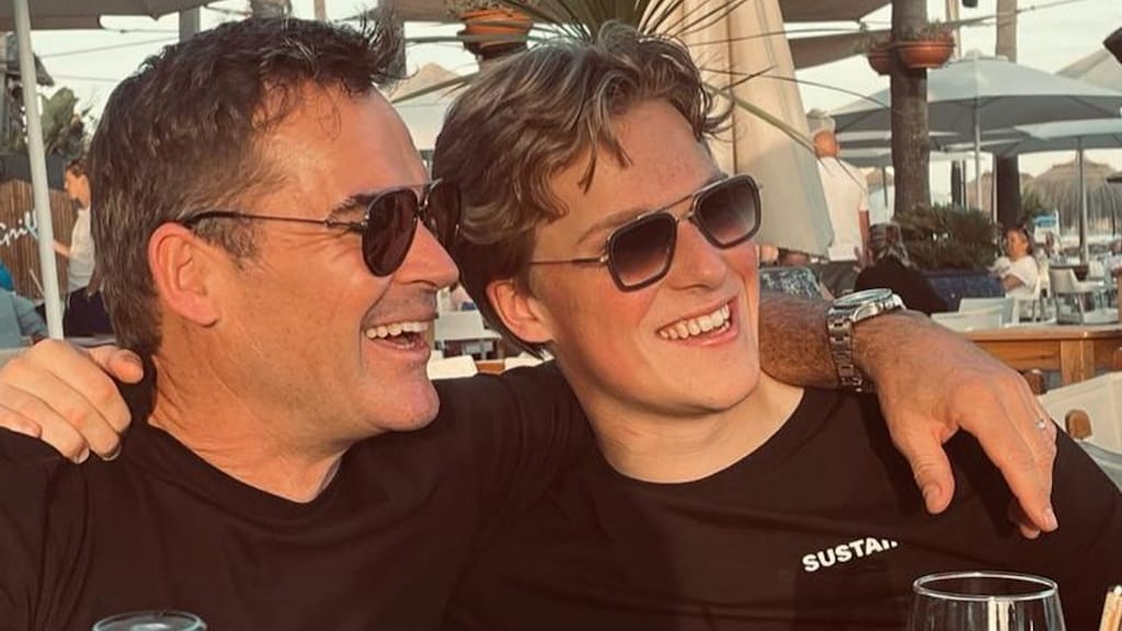 Zoon Jeroen van der Boom na 2 maanden weer terug uit Amerika