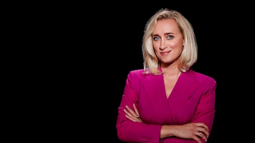 Eva Jinek deelt haar opvallende, winterse beautygeheim