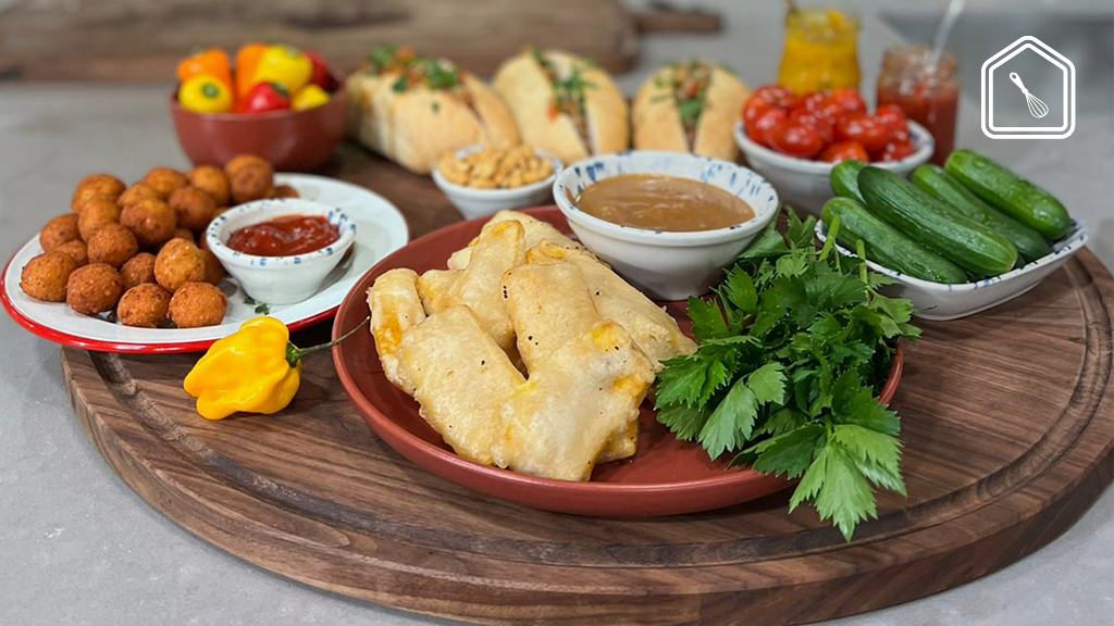 Surinaamse borrelplank met sardinestoof, phulauri en bakabana