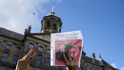 Regime Iran volgt demonstranten tot in Nederland: 'Elke minuut kijk ik wel drie keer achterom'