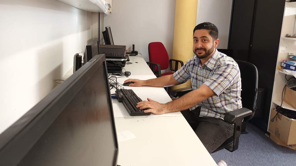 Imad repareert computers in Repair Cafe Lochem
