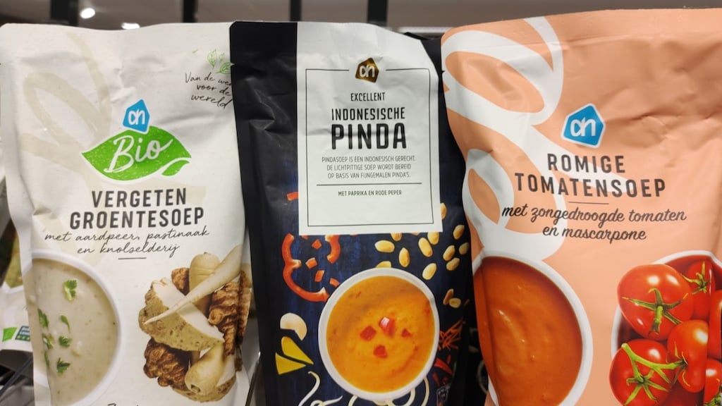 Drie huismerken van Albert Heijn op een rij: biologisch, premium (Excellent) en het gewone huismerk.