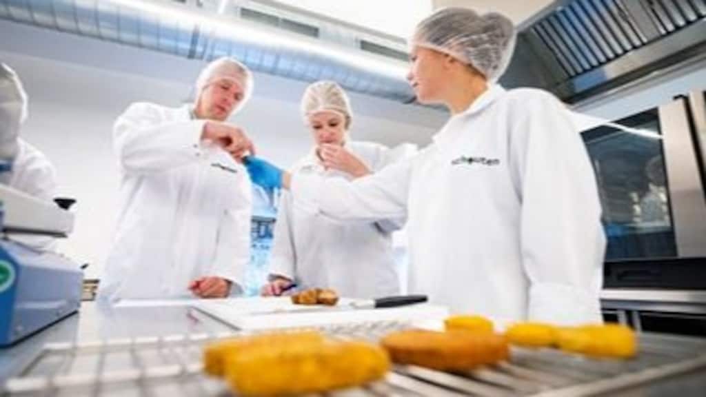 Mark van Noorloos, commercieel manager bij Schouten (links), test met medewerkers nieuwe producten.