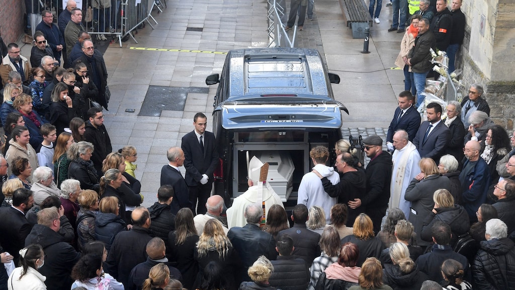 Duizenden rouwen om Lola (12) die in koffer werd gevonden