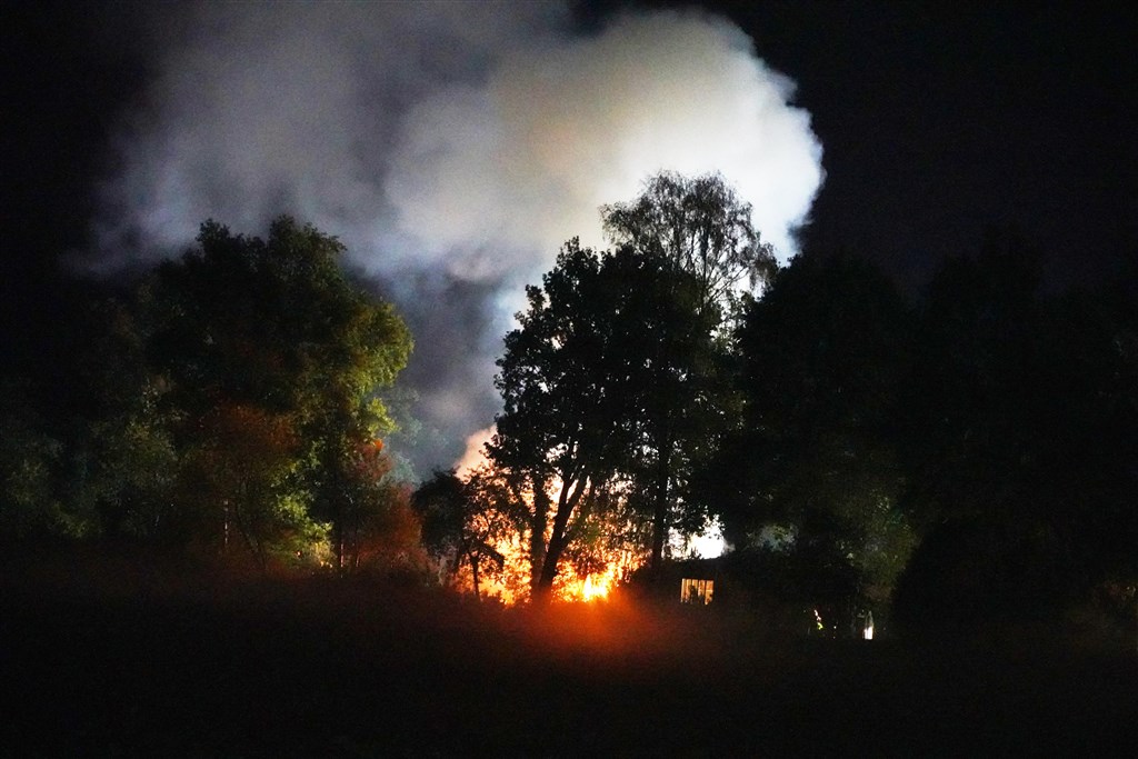 Een dode bij brand in chalet op vakantiepark in Overijssel