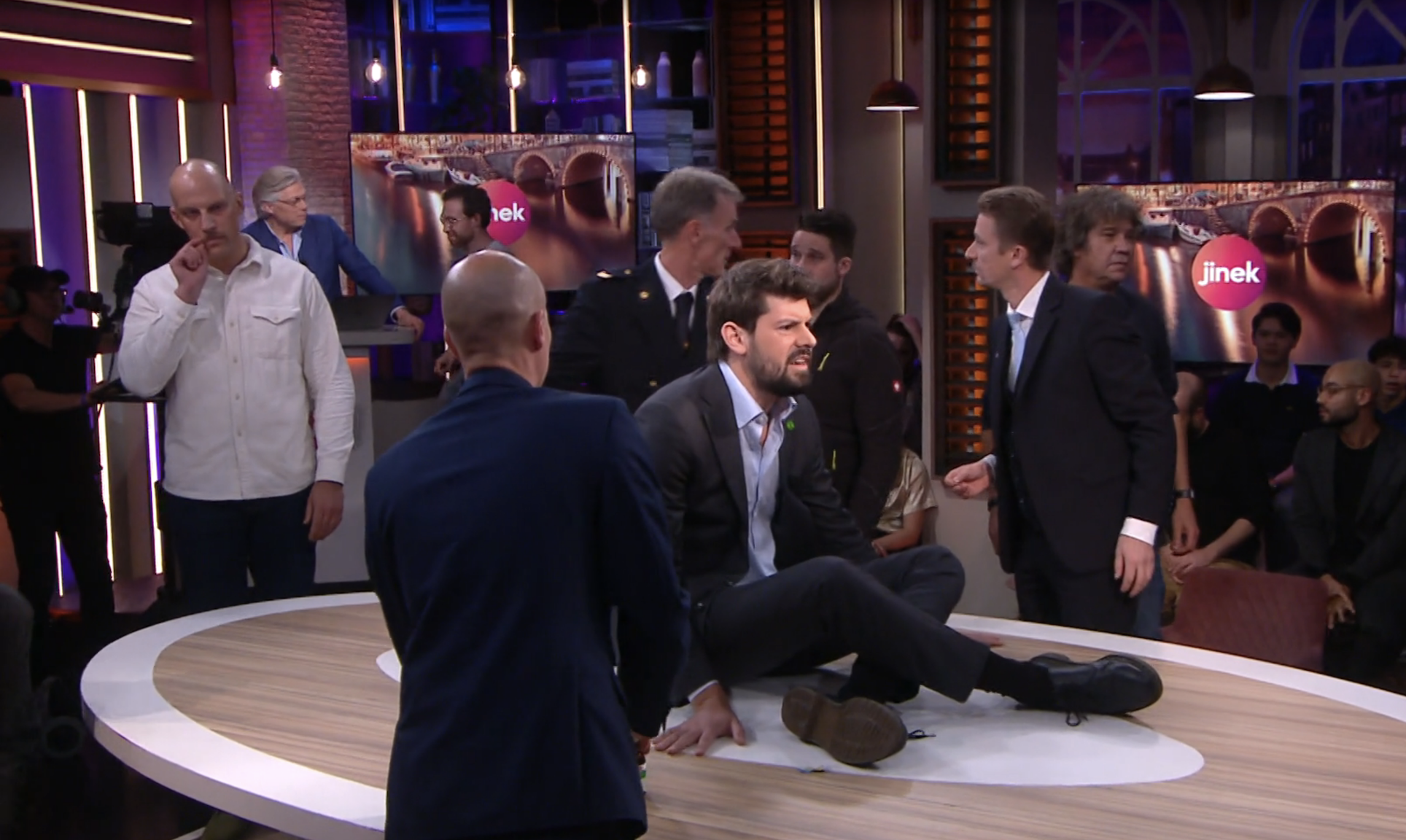 Zó werd de vastgelijmde klimaatactivist in Jinek weggehaald