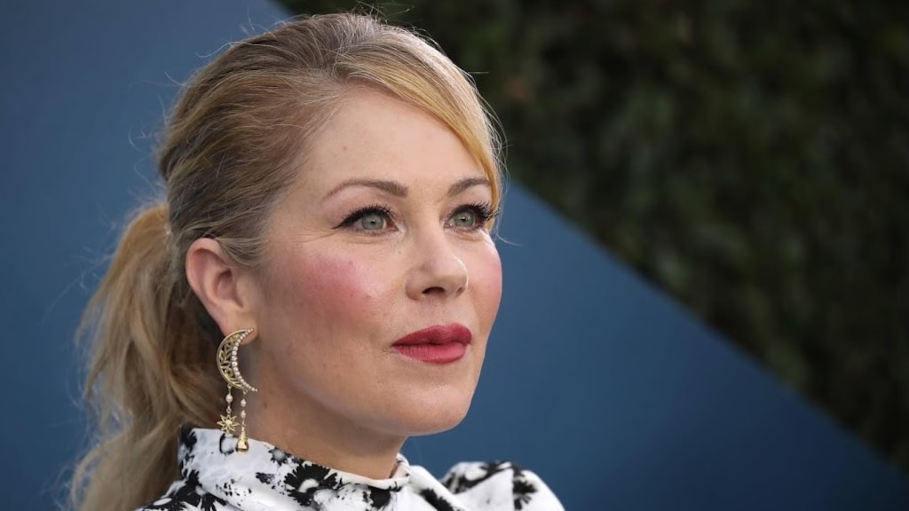 Christina Applegate kan niet meer zonder wandelstok door MS