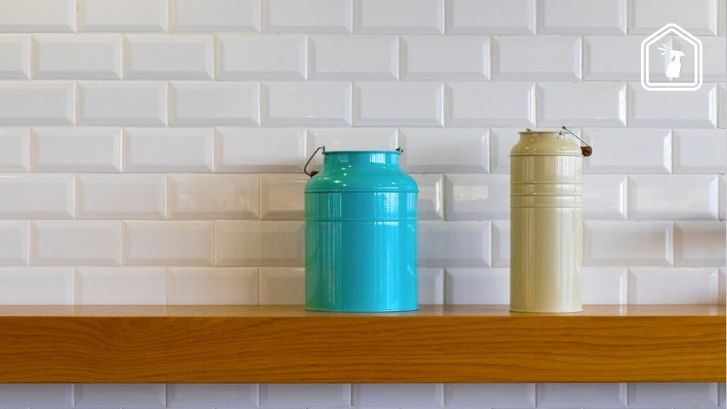 Zo maak je vieze voegen weer wit met baking soda