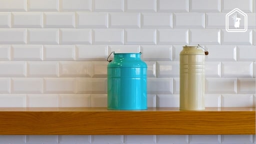 Zo maak je vieze voegen weer wit met baking soda