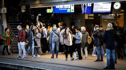 NS zet kantoorpersoneel in als conducteur: 'Uitval voorkomen'