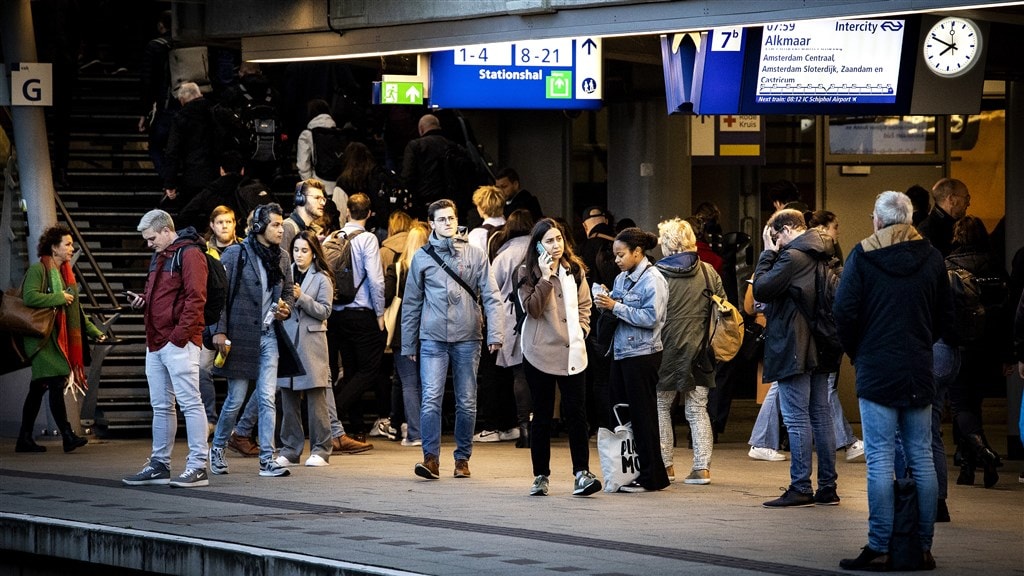 NS zet kantoorpersoneel in als conducteur: 'Uitval voorkomen'