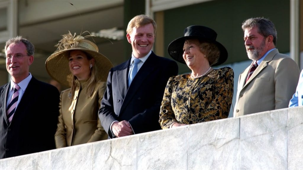 Koningin Beatrix op staatsbezoek in Brazilië in 2003. Ze staat naast president Lula