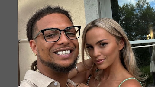 Dochtertje Ronnie Flex en Demi de Boer blaast één kaarsje uit