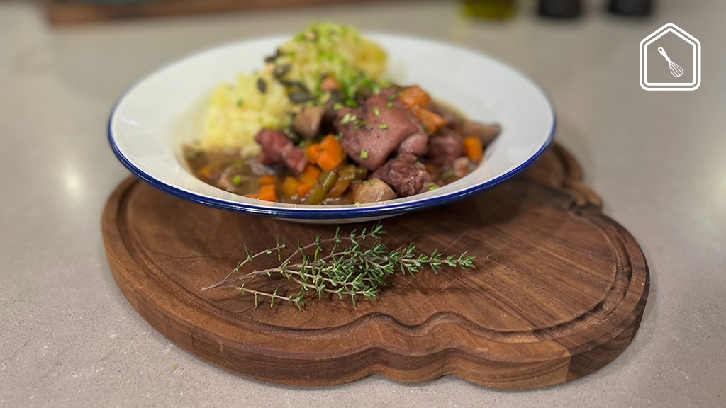 Snelle coq au vin met aardappel-knolselderijpuree