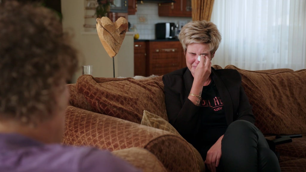 Wendy stinkt in mooie praatjes Mehmet: maakt 215.000 euro over in Kees van der Spek: Oplichters Aangepakt