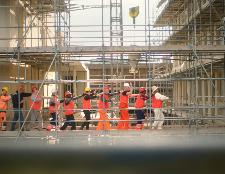 Snoeiharde kritiek op WK-reclame Jumbo met dansende bouwvakkers