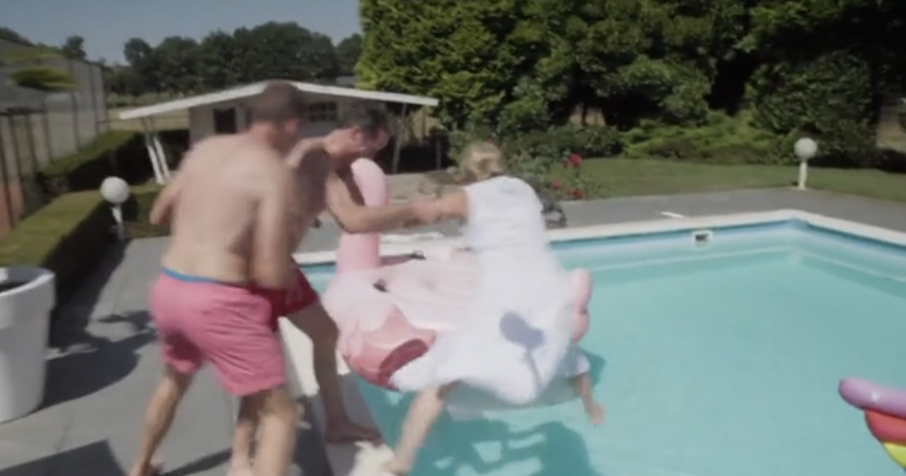 John en Kees gooien Corry Konings in zwembad in De Bevers: 'Rotzakken'
