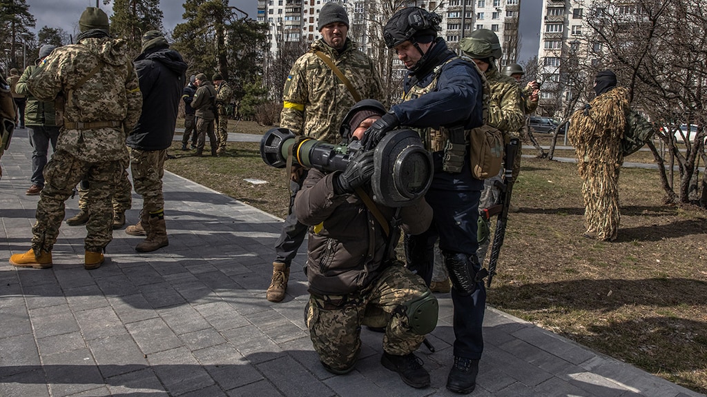 Oekraïense militairen krijgen uitleg over de werking van de Javelin, een antitankraket.