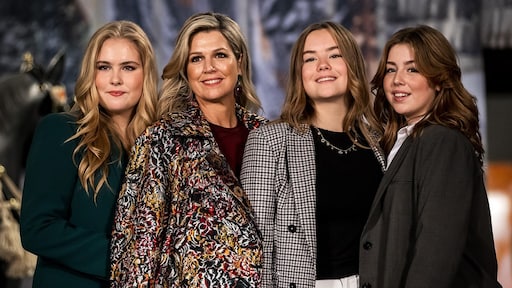 Máxima trekt statementjas uit de kast voor beladen herfstshoot