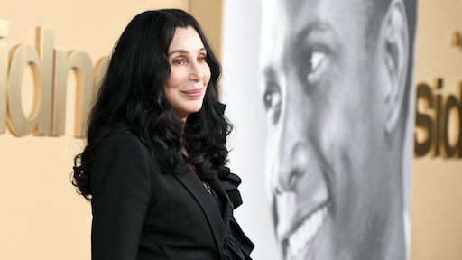 Cher pronkt met 40 jaar jongere date op veelzeggende foto's